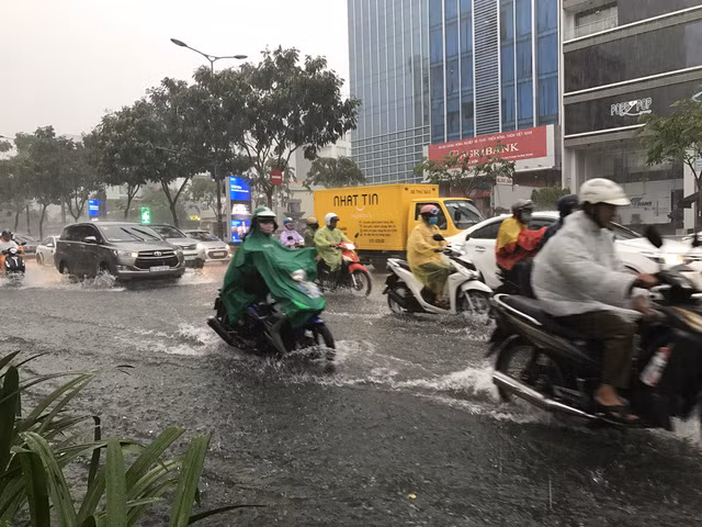 Biển Đông sắp có áp thấp, mưa diện rộng