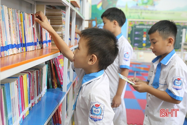 Trao tặng hơn 200 đầu sách cho Trường Tiểu học Nguyễn Du