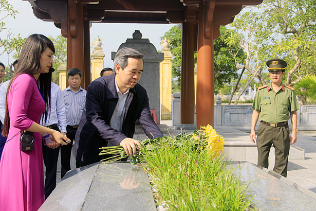 Trưởng ban Kinh tế Trung ương dâng hương tại Ngã ba Đồng Lộc