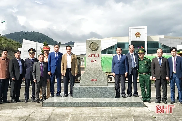 Đón đoàn đại biểu Bôlykhămxay sang Hà Tĩnh dự hội nghị thường niên
