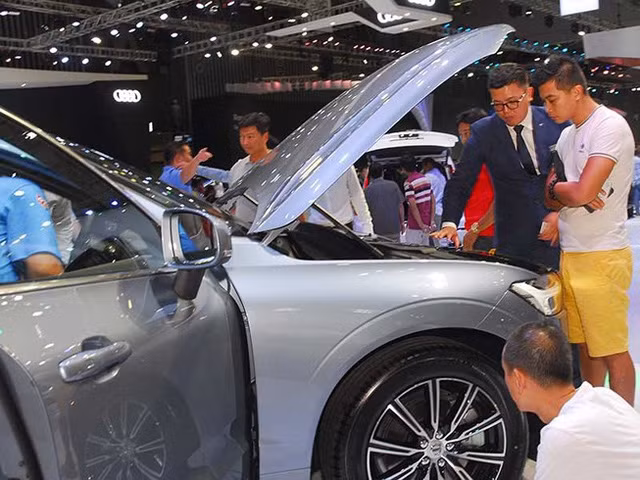 Cuối năm, ô tô ồ ạt lăn bánh, người Việt vẫn bị “hét giá, móc túi”