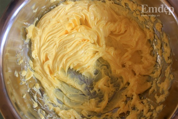 Mẹ khéo tay làm bánh quy bơ vị quế giòn tan cho bé ngày cuối tuần