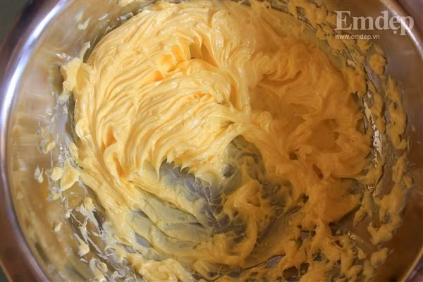 Mẹ khéo tay làm bánh quy bơ vị quế giòn tan cho bé ngày cuối tuần