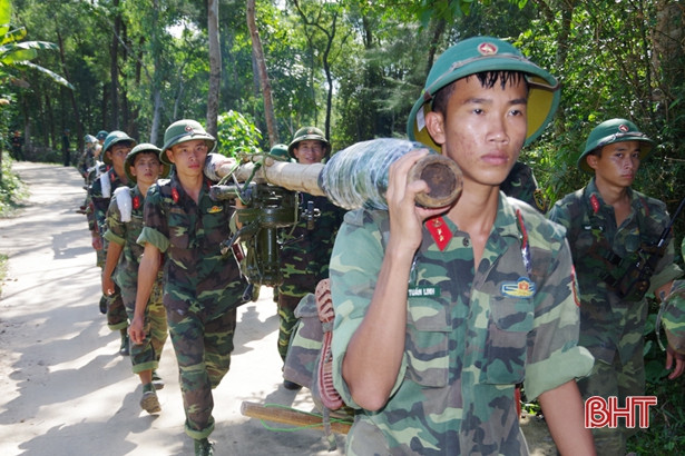 Xem chiến sỹ Tiểu đoàn Bộ binh 2 diễn tập vượt sông