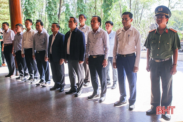 Trưởng ban Kinh tế Trung ương dâng hương tại Ngã ba Đồng Lộc