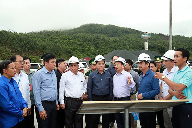 Lãnh đạo tỉnh Bôlykhămxay thăm, làm việc tại Bộ Chỉ huy Quân sự Hà Tĩnh