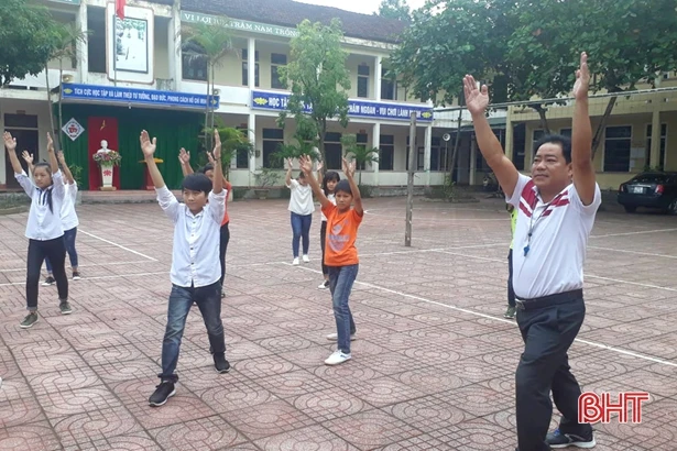 16 năm lên bản đưa học sinh xuống núi “tìm chữ”