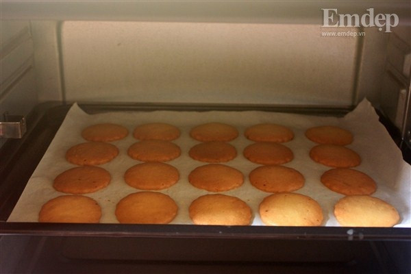 Mẹ khéo tay làm bánh quy bơ vị quế giòn tan cho bé ngày cuối tuần