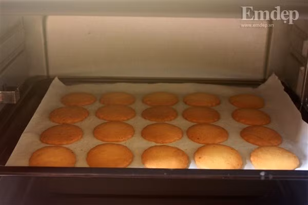 Mẹ khéo tay làm bánh quy bơ vị quế giòn tan cho bé ngày cuối tuần