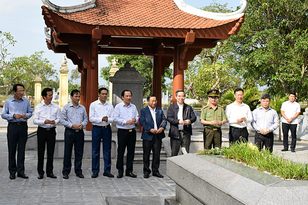 Trưởng ban Kinh tế Trung ương dâng hương tại Ngã ba Đồng Lộc