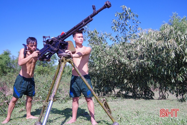 Xem chiến sỹ Tiểu đoàn Bộ binh 2 diễn tập vượt sông