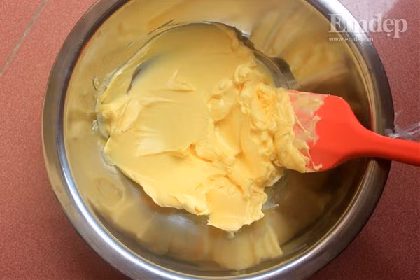 Mẹ khéo tay làm bánh quy bơ vị quế giòn tan cho bé ngày cuối tuần