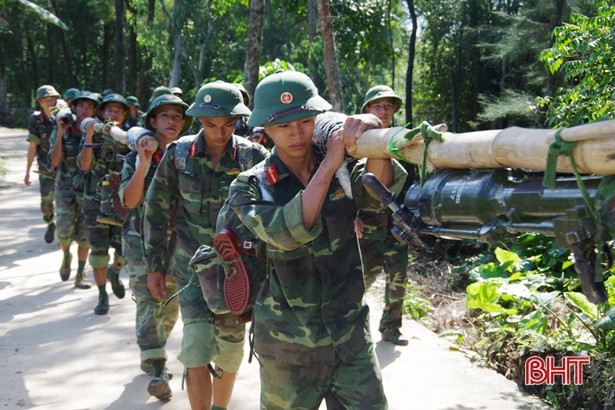 Xem chiến sỹ Tiểu đoàn Bộ binh 2 diễn tập vượt sông