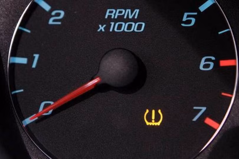 Thấy những đèn cảnh báo này trên ô tô, cần hết sức lưu ý
