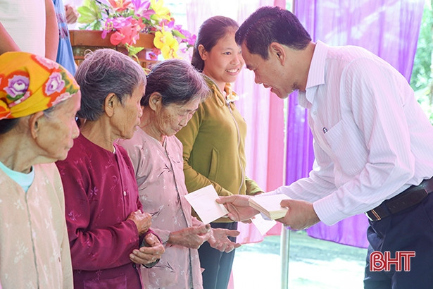 Trưởng ban Nội chính Tỉnh ủy dự Ngày hội Đại đoàn kết tại Hương Khê