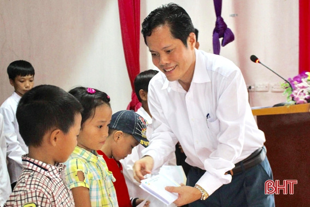 Viettel Hà Tĩnh trao 60 suất học bổng cho học sinh nghèo Thạch Hà