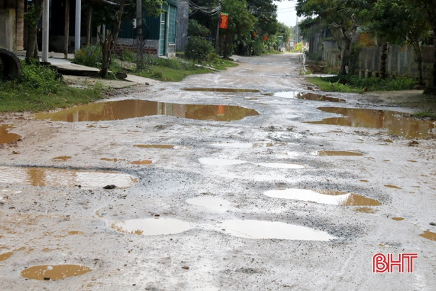 Huyện lộ chi chít "ổ voi", người tham gia giao thông khốn khổ ảnh 2 Huyện lộ chi chít “ổ voi”, người tham gia giao thông khốn khổ