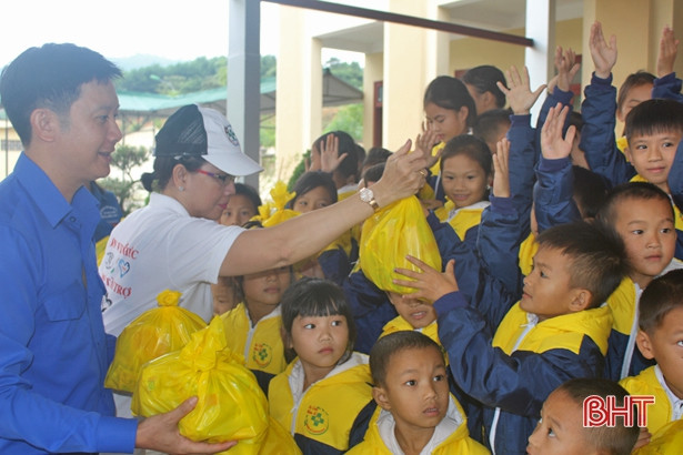 454 áo ấm đến với học sinh các xã khó khăn huyện Vũ Quang