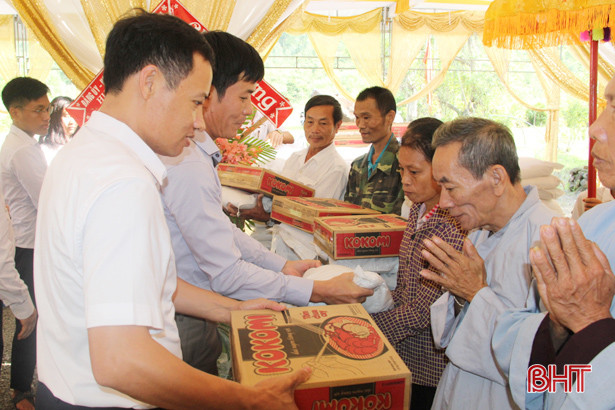 Thiền viện Trúc Lâm phối hợp trao 121 suất quà cho hộ nghèo