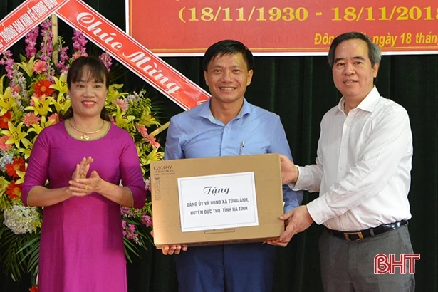 Trưởng ban Kinh tế Trung ương Nguyễn Văn Bình chung vui ngày hội Đại đoàn kết tại Đức Thọ