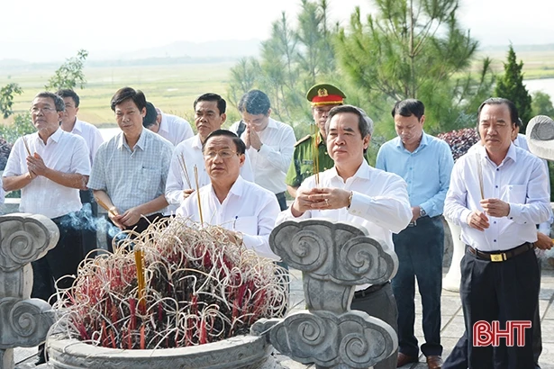 Trưởng ban Kinh tế Trung ương Nguyễn Văn Bình chung vui ngày hội Đại đoàn kết tại Đức Thọ