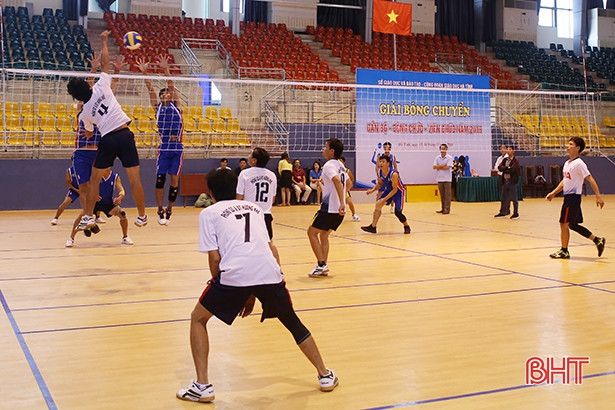 Khởi tranh Giải bóng chuyền ngành Giáo dục và Đào tạo Hà Tĩnh