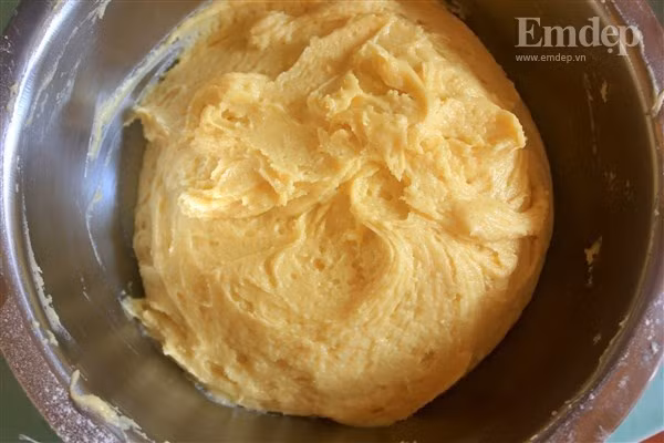 Mẹ khéo tay làm bánh quy bơ vị quế giòn tan cho bé ngày cuối tuần