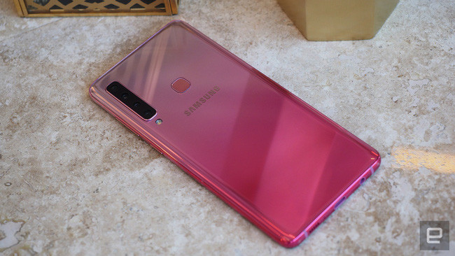 Samsung công bố giá bán smartphone 4 camera Galaxy A9 tại Việt Nam