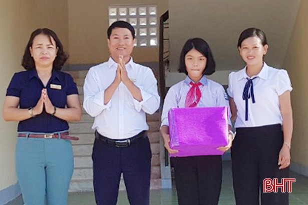 Tuyên dương, khen thưởng nam sinh Hà Tĩnh cứu 2 em nhỏ thoát chết