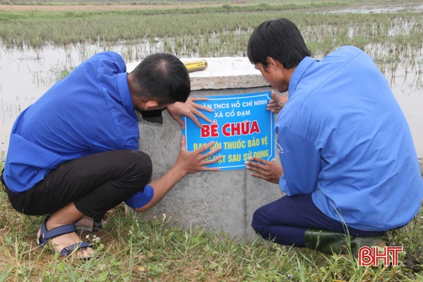 Nghi Xuân lắp đặt các điểm thu gom rác thải trên ruộng đồng