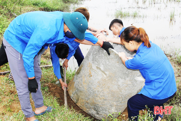 Nghi Xuân lắp đặt các điểm thu gom rác thải trên ruộng đồng