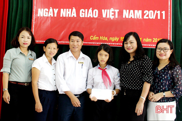 Tuyên dương nữ sinh nghèo trả lại 30 triệu đồng cho người đánh rơi