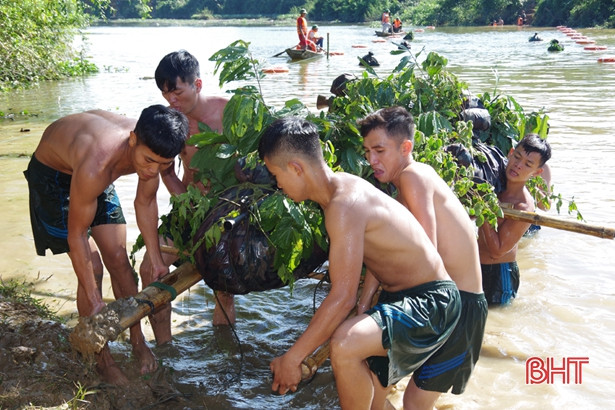 Xem chiến sỹ Tiểu đoàn Bộ binh 2 diễn tập vượt sông