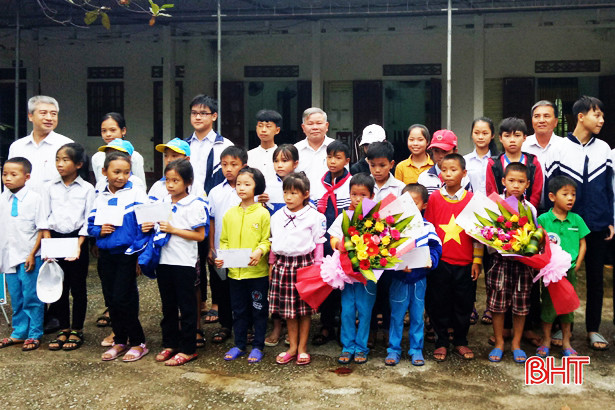 Tập đoàn Viettel trao 30 triệu đồng cho học sinh nghèo vượt khó tại Lộc Hà