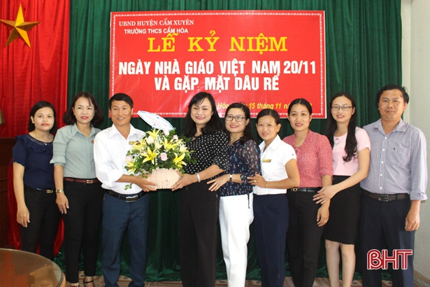 Tuyên dương nữ sinh nghèo trả lại 30 triệu đồng cho người đánh rơi