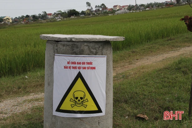 Nghi Xuân lắp đặt các điểm thu gom rác thải trên ruộng đồng