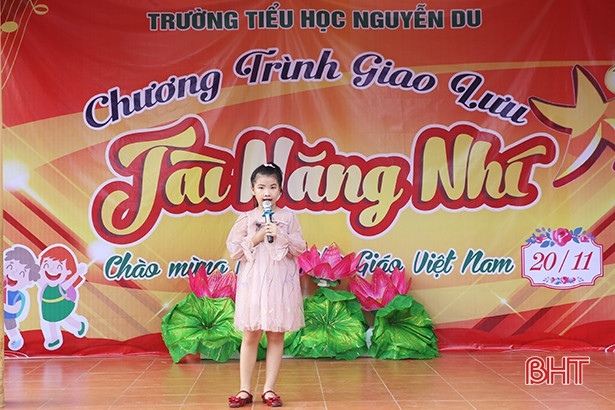 Trao tặng hơn 200 đầu sách cho Trường Tiểu học Nguyễn Du