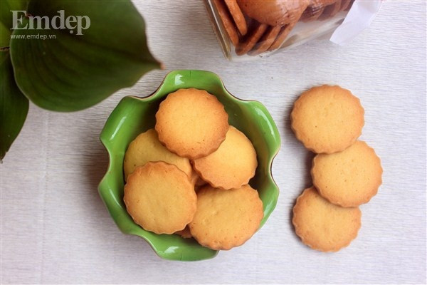 Mẹ khéo tay làm bánh quy bơ vị quế giòn tan cho bé ngày cuối tuần