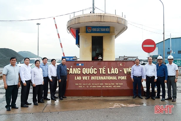 Lãnh đạo tỉnh Bôlykhămxay thăm, làm việc tại Bộ Chỉ huy Quân sự Hà Tĩnh