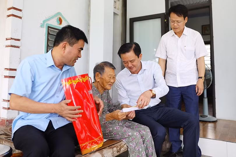 Đoàn thăm hỏi, tặng quà cho mẹ liệt sĩ Bùi Thị An (SN 1927, thôn Tân Thành, xã Kỳ Nam). Tuy tuổi cao, sức yếu nhưng mẹ An luôn sống gương mẫu, tích cực động viên con cháu tham gia các phong trào ở địa phương.