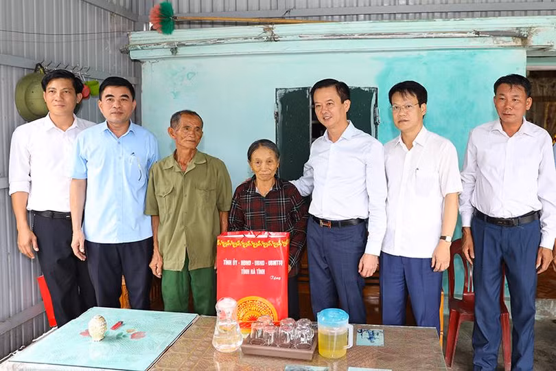Phó Chủ tịch UBND tỉnh Trần Báu Hà đã đến thăm hỏi, tặng quà bà Nguyễn Thị Vưởng (SN 1951, thôn Tân Tiến, xã Kỳ Nam), là thương binh tỷ lệ thương tật 23%, hoàn cảnh gia đình khó khăn, bản thân bị bệnh nặng, sức khỏe yếu...