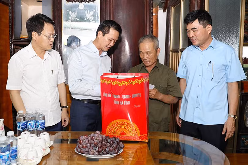 Đoàn cũng đến thăm, tặng quà ông Mai Trọng Hàng (SN 1959, thôn Tân Tiến, xã Kỳ Nam), là bệnh binh tỷ lệ thương tật 61%. Ông Hàng có hoàn cảnh khó khăn, thường xuyên đau ốm.