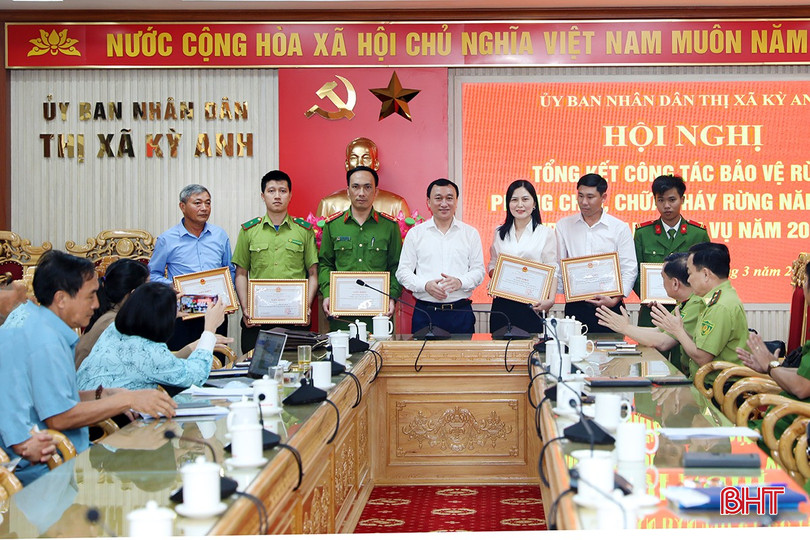 Nhân dịp này, lãnh đạo thị xã Kỳ Anh cũng tặng giấy khen cho 4 tập thể và 6 cá nhân có thành tích xuất sắc trong công tác BVR - PCCCR năm 2024. bqbht_br_ag7a3207-1865.jpg