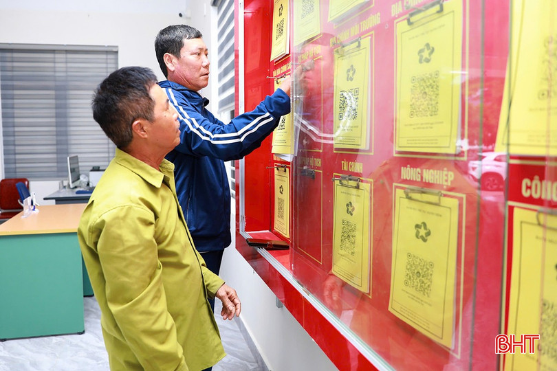 Người dân tại phường Hải Ninh nắm thông tin tại bảng niêm yết thủ tục hành chính tại TTPVHC của phường. bqbht_br_z6782627167761-47ba5323db90a638ca704c755bb6ee50.jpg