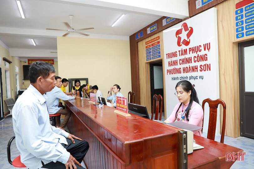 Người dân thực hiện giao dịch thủ tục hành chính tại TTPVHCC phường Hoành Sơn. bqbht_br_z6782626720354-87000d4c5853a4017e5ba3479349db9f.jpg