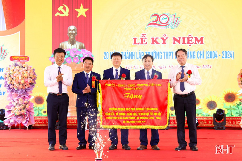Trưởng ban Nội Chính Tỉnh ủy Nguyễn Đình Hải và Chánh Văn phòng Tỉnh ủy Phan Duy Vĩnh trao tặng Trường THPT Lê Quảng Chí bức trướng của Tỉnh ủy - HĐND - UBND - Ủy ban MTTQ tỉnh,với dòng chữ "Đoàn kết - Kỷ cương - Sáng tạo - Thi đua dạy tốt, học tốt". bqbht_br_ag7a4658.jpg