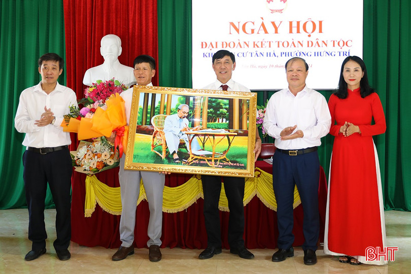 ...lãnh đạo thị xã Kỳ Anh tặng hoa chúc mừng Nhân dân TDP Tân Hà. bqbht_br_ag7a4767.jpg