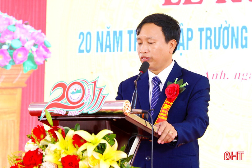 Hiệu trưởng Trường THPT Lê Quảng Chí - Nguyễn Anh Tuấn ôn lại chặng đường 20 năm xây dựng và phát triển của nhà trường. bqbht_br_ag7a4614-7535.jpg