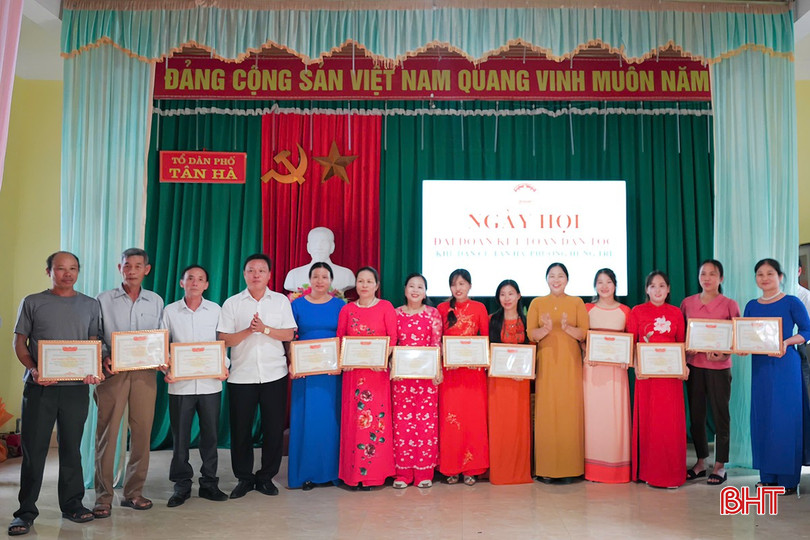 Nhân dịp này, lãnh đạo phường Hưng Trí tặng giấy khen cho các gia đình văn hóa tiêu biểu của TDP Tân Hà. bqbht_br_tan-ha-sua.jpg
