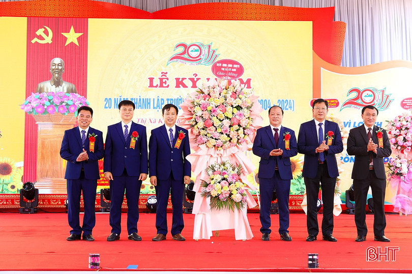 Lãnh đạo thị xã Kỳ Anh tặng hoa chúc mừng nhà trường. bqbht_br_ag7a4663.jpg